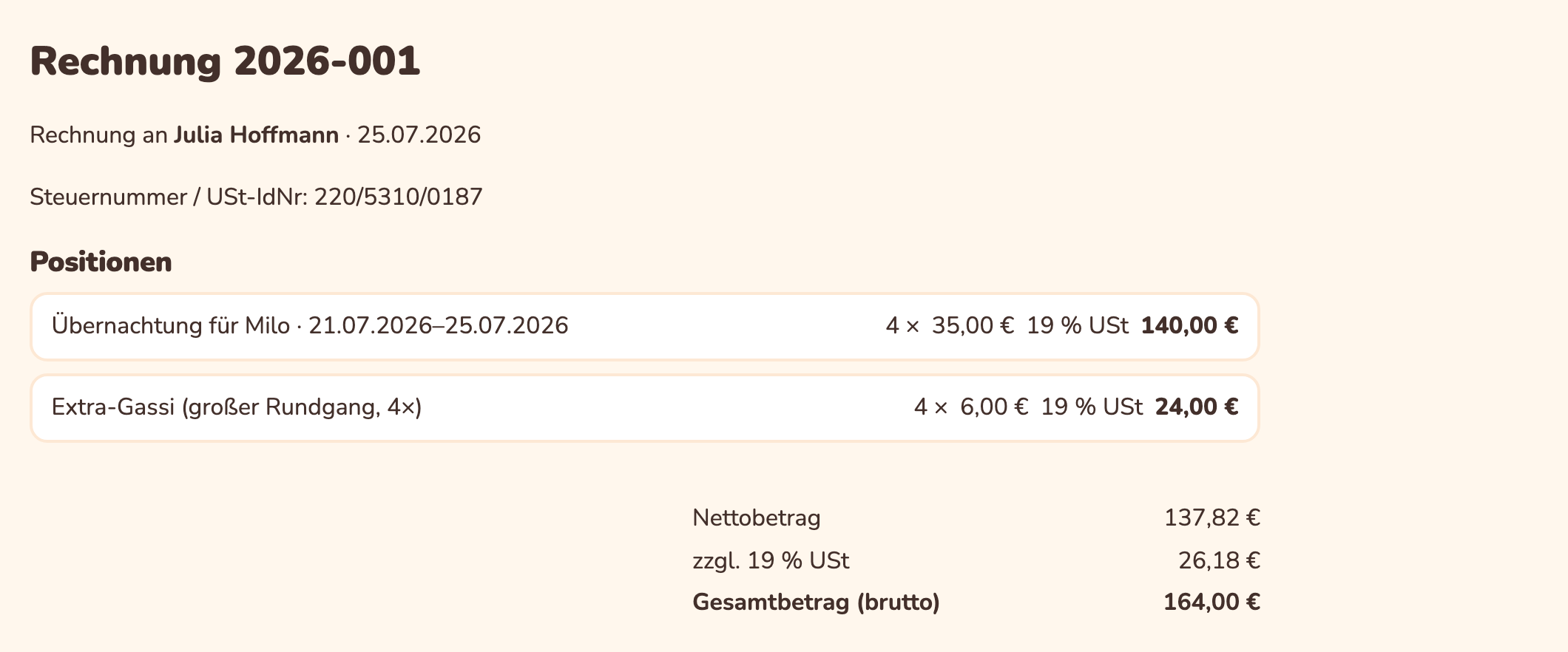 Rechnung in Pfotenbüro: fortlaufende Nummer, Positionen mit Zusatzleistung und Summen mit Umsatzsteuer